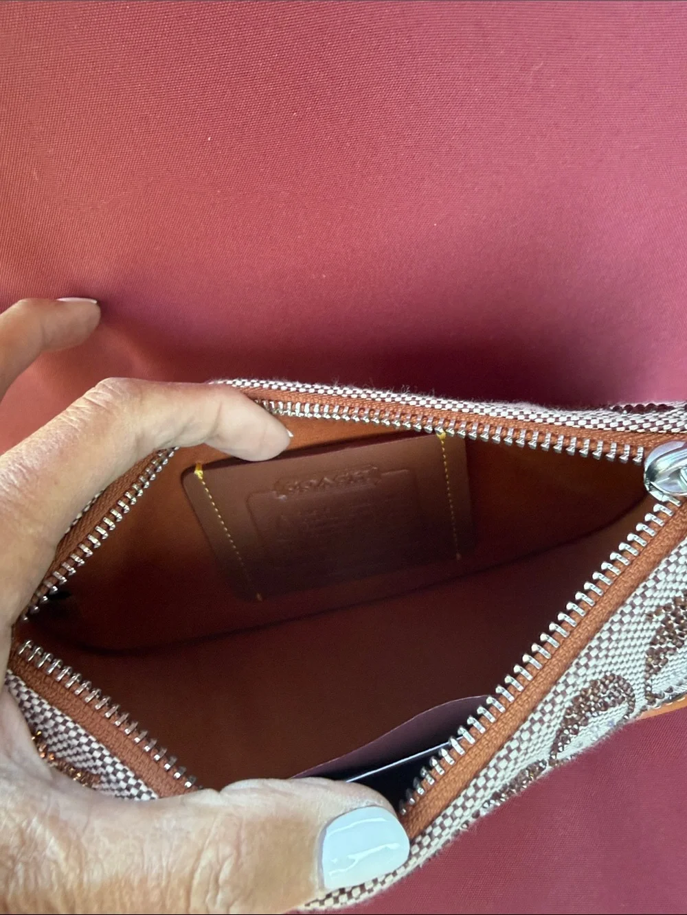 NEW. COACH Swinger Bag 20 With Chain In Crystal Signature
Jacquard Shoulder Bag - Picture 5 of 5